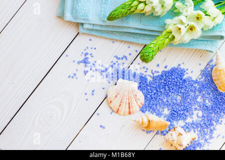 Spa-Konzept mit Lavendel Bad Salz Stockfoto