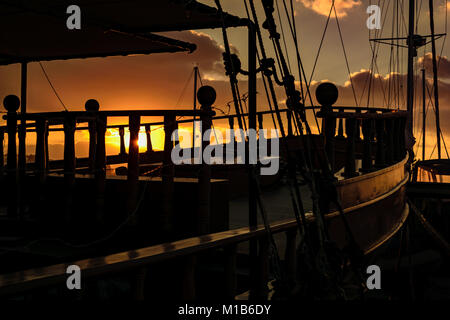 Piratenschiff bei Sonnenuntergang an der goldenen Stunde Stockfoto