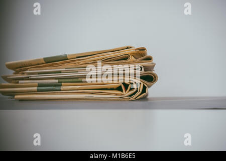 Lesen Konzept. Alte Zeitungen gefaltet und gestapelt. Stockfoto