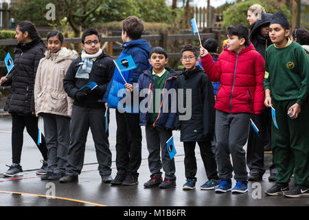 London, Großbritannien. 23. Januar, 2018. Die Schüler erwarten die Ankunft der Herzogin von Cambridge an Roe Grün Junior School eine neue geistige Gesundheit zu starten Stockfoto