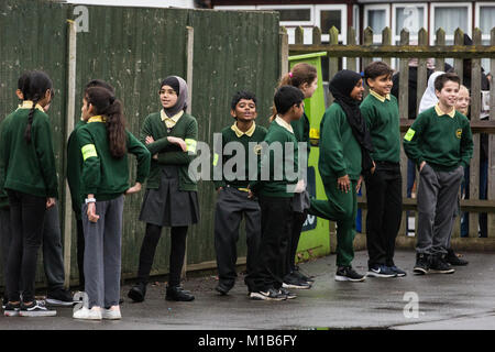 London, Großbritannien. 23. Januar, 2018. Die Schüler erwarten die Ankunft der Herzogin von Cambridge an Roe Grün Junior School eine neue geistige Gesundheit zu starten Stockfoto