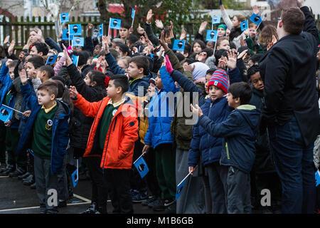 London, Großbritannien. 23. Januar, 2018. Die Schüler erwarten die Ankunft der Herzogin von Cambridge an Roe Grün Junior School eine neue geistige Gesundheit zu starten Stockfoto