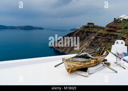 Boot auf einem Dach in Fira Stadt der Insel Santorini in Griechenland Stockfoto