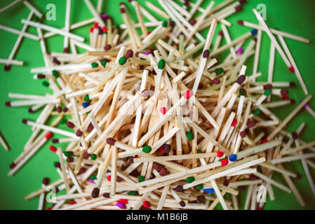 Holz- bunte Spiele auf grünem Hintergrund platziert. Makro anzeigen. Stockfoto