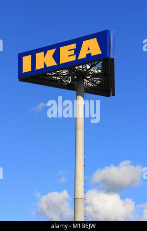 Turku, Finnland - 21 September: IKEA Schild gegen Himmel bei IKEA Raisio Store am 21. September 2013 in Turku, Finnland. Das schwedische Unternehmen gegründet. Stockfoto