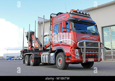 Mariehamn, Finnland - 22 September: Rot Volvo Logging Truck am 22. September 2013 in Mariehamn, Finnland. Volvo FH gewinnt internationalen Truck des Jahres 2014 Stockfoto