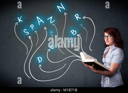 Junge Frau mit einem Buch, während mehrere Auswahlmöglichkeiten sind aus dem Buch Stockfoto