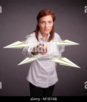 Schöne junge Dame werfen origami Flugzeuge Stockfoto