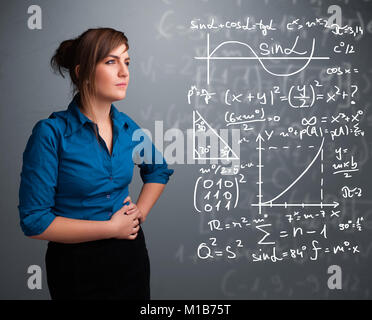 Schöne junge Mädchen über komplexe mathematische Zeichen denken Stockfoto