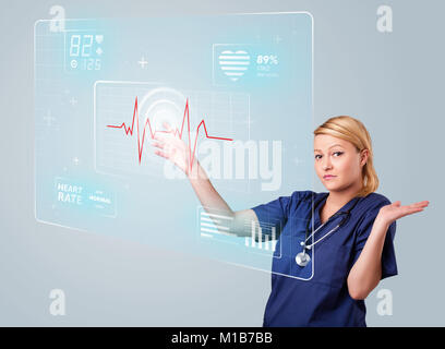 Junge Krankenschwester stehen und drücken Moderne medizinische Art der Tasten Stockfoto