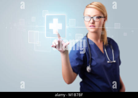 Hübsche junge Krankenschwester drücken Moderne medizinische Art der Tasten Stockfoto