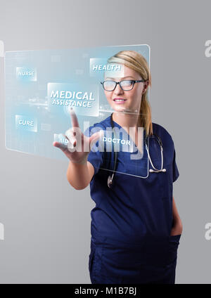 Junge Krankenschwester stehen und drücken Moderne medizinische Art der Tasten Stockfoto