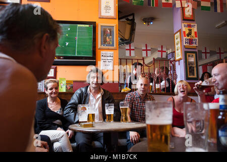 Die Einheimischen am Queens Head Pub, Burlslem, Stoke-on-Trent, sehen Sie sich das England WM-Spiel gegen Slowenien, 23. Juni 2010. Burslem war einst die Mutter Stadt der Keramik und Tonwaren Industrie, aber jetzt nur noch ein paar von den Topf Banken sind fuctioning wie die meisten der Branche hat nach Fernost verlagert. Rich Bowen Fotografie Stockfoto