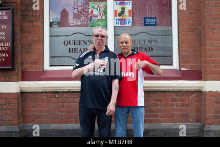 Die Einheimischen am Queens Head Pub, Burlslem, Stoke-on-Trent, sehen Sie sich das England WM-Spiel gegen Slowenien, 23. Juni 2010. Burslem war einst die Mutter Stadt der Keramik und Tonwaren Industrie, aber jetzt nur noch ein paar von den Topf Banken sind fuctioning wie die meisten der Branche hat nach Fernost verlagert. Rich Bowen Fotografie Stockfoto