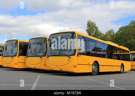 Drei gelbe, lächelnde Stadt Busse im Depot. Stockfoto