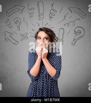 Nette junge Mädchen mit Frage zeichen Gekritzel auf verlaufshintergrund Stockfoto