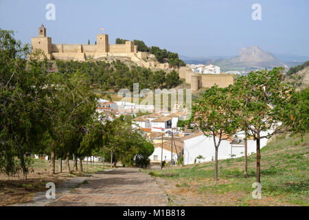 Die Alcazaba von Antequera und La Peña de los Enamorados", die Liebhaber' Leap, Antequera, Malaga, Andalusien, Spanien Stockfoto