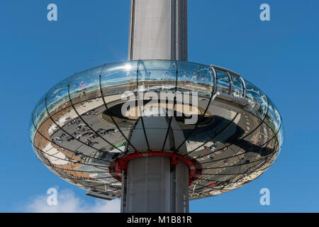 Sie suchen bei der British Airways i360 Pod mit der Promenade in der Unterseite direkt an der Meeresküste von Brighton, East Sussex, England Stockfoto