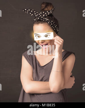 Cool Youngster mit einem Papier Hand gezeichneten Augen Konzept Stockfoto