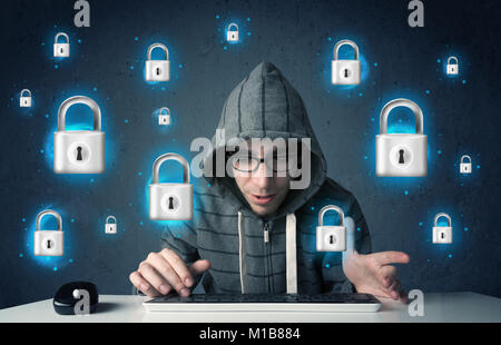 Junge Hacker mit virtuellen lock Symbole und Icons, die auf blauem Hintergrund Stockfoto