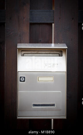 Cloes, der ein Postfach auf der Straße mit Zaun Stockfoto