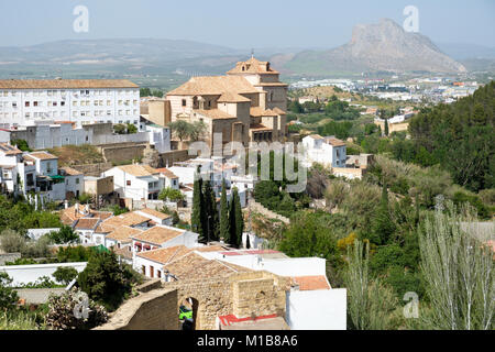 Die königliche Stiftskirche Santa María La Mayor (Colegiata de Santa Maria la Mayor) und den Felsvorsprung von La Peña de los Enamorados, die Liebhaber Stockfoto