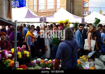 Columbia Road Blumenmarkt East London UK an einem sonnigen Sonntag 2017 Stockfoto