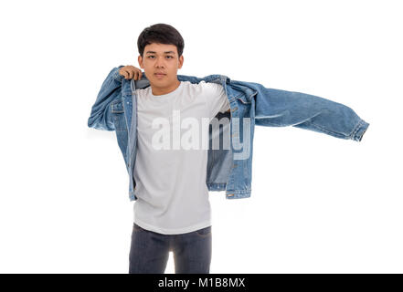 Eine asiatische Junge mit schwarzen Haaren setzt an im Studio mit weißem Hemd und Jeans Jacke. Stockfoto