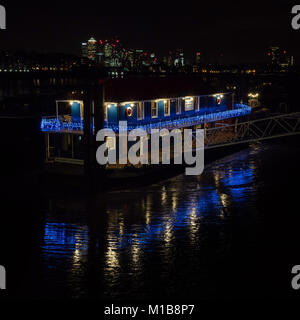 Canary Wharf in der Nacht von Shad Thames am Südufer der Themse, London, UK Stockfoto
