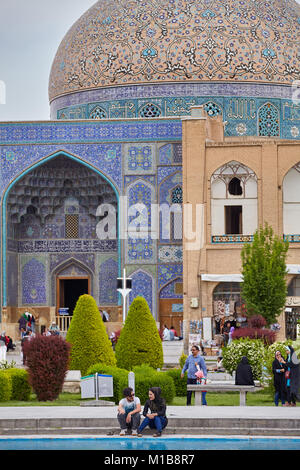 Isfahan, Iran - 24. April 2017: Eine junge Iranische Liebhaber haben ein Datum vor der Moschee, sie unterhalten sich und lächelnd, die Naqsh-e Jahan Square. Stockfoto