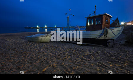 Fischerboote am Strand von Koserow mit einer langen Belichtungszeit vam Abend hinzugefügt. Stockfoto