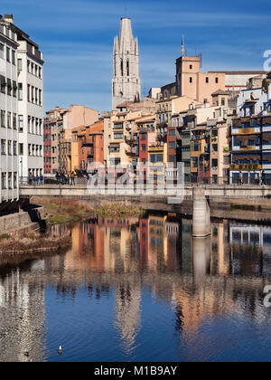 Häuser am Onyar und die Kirche von St. Felix in Girona, Katalonien. Stockfoto