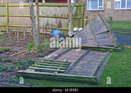 London Lewisham einen Gartenzaun nach einem Wintersturm durchgebrannt Stockfoto