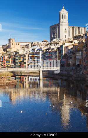 Häuser am Onyar und die Kathedrale der Heiligen Maria in Girona, Katalonien. Stockfoto