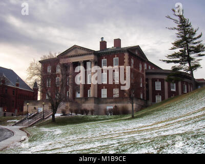 In Syracuse, New York, USA. 27. Januar 2018. Maxwell Hall an der Syracuse University Campus in Syracuse, New York bei Sonnenaufgang an einem bewölkten Winter morni Stockfoto