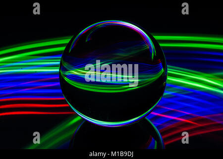 Licht malen mit einem Crystal Ball auf eine Glasfläche gelegt und mit farbigen Leds als Lichtquelle.