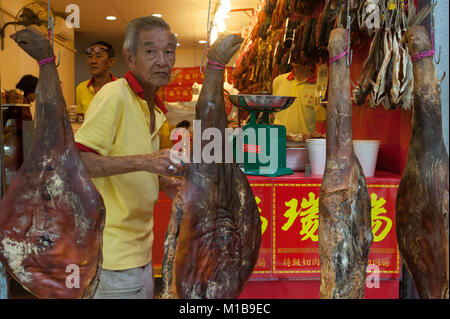 18.01.2018, Singapur, Republik Singapur, Asien-Schinken und andere Fleischerzeugnisse sind in einem Geschäft in Singapur Chinatown verkauft. Stockfoto