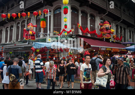 27.01.2018, Singapur, Republik Singapur, Asien - Menschen an einer der lebhaften Chinatown Straße Märkte sind. Stockfoto