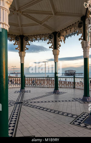 BRIGHTON, East Sussex/UK - 26. Januar: Blick auf ein Musikpavillon in Brighton, East Sussex am 26. Januar 2018. Nicht identifizierte Personen. Stockfoto