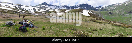 Reisende, Urlauber in die Berge, die Route besprechen, bewundern Sie die Natur. Das Konzept der Abenteuer eines gesunden Lebensstils ist entspannend übertreffen Stockfoto