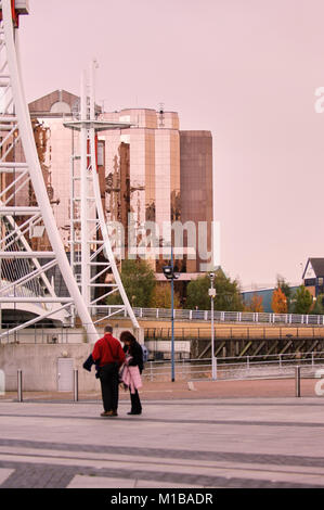 Ein Paar an einer Karte auf Salford Quays, Manchester, England, UK. Stockfoto