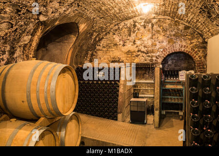 Hautvillers, Frankreich - 11 August 2017: Champagner Höhlen und Fässer mit Champagner und Pupitres in Hautvillers in der Nähe von Reims und Epernay. Stockfoto