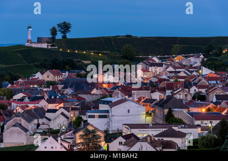 Verzenay, Frankreich - 11 August 2017: Abend im Dorf von Verzenay mit dem berühmten Phare und durch die Weinberge der Champagne, Frankreich umgeben. Stockfoto