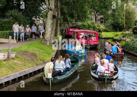 Giethoorn, Niederlande - 16. August 2016: elektrische Boote in den Kanälen der kleinen, malerischen Städtchen Giethoorn mit vielen Touristen, Overijssel Stockfoto