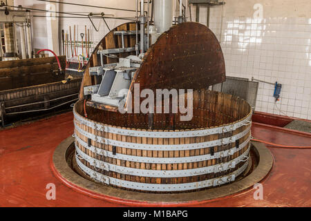 Épernay, Frankreich - 10. September 2017: Alte hölzerne Weinpresse (Pressoir) bei Champagner Haus Regent in Épernay, Frankreich Stockfoto