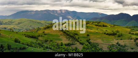 Bergigen ländlichen Gegend im Frühling. wunderschöne Landschaft Panorama von Rolling Hills an einem bewölkten Tag Stockfoto