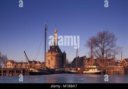 Die Niederlande. Hoorn. Alten Hafen aus dem 16. Jahrhundert. Turm namens Hoofdtoren. Winter. Eis. Stockfoto