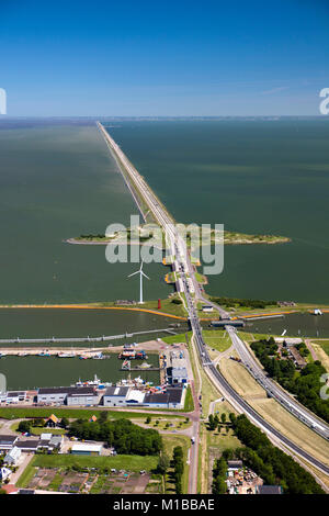 Die Niederlande, Den Oever, Antenne von IJsselmeer Damm auch genannt Afsluitdijk. Antenne. Stockfoto