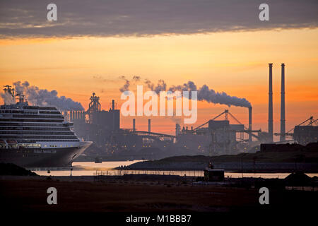Die Niederlande, IJmuiden, Eurodam Kreuzfahrtschiff, Holland America Line, an der Nordsee Kanal anreisen. Hintergrund Tata Steel Hochöfen. Stockfoto