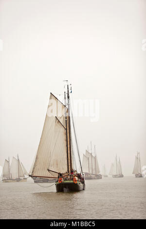 Die Niederlande, Enkhuizen. jährlichen Rennen der traditionelle Segelschiffe namens Klipperrace IJsselmeer am See genannt. Stockfoto